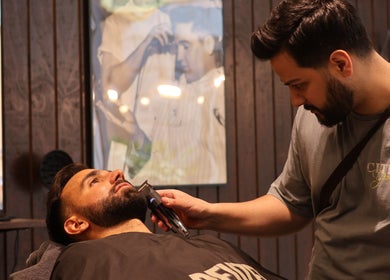 Barber styling a beard at Carlsens Barbershop (Svendborg • Kattesundet), Svendborg, DK.