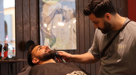Barber styling a beard at Carlsens Barbershop (Svendborg • Kattesundet), Svendborg, DK.