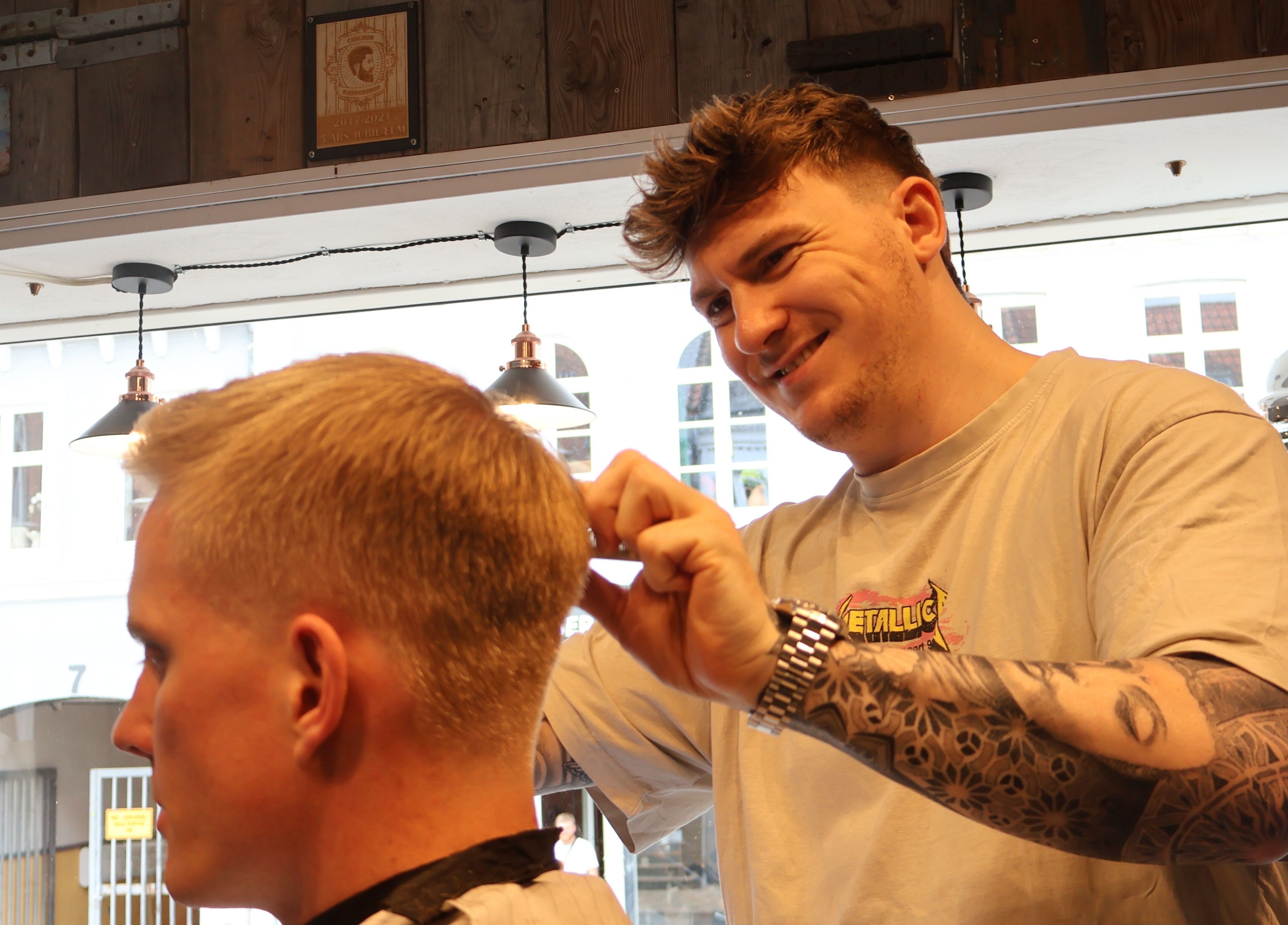 Barber at Carlens Barbershop (Odense • Søndergade) crafting a haircut. Located in Odense, DK.