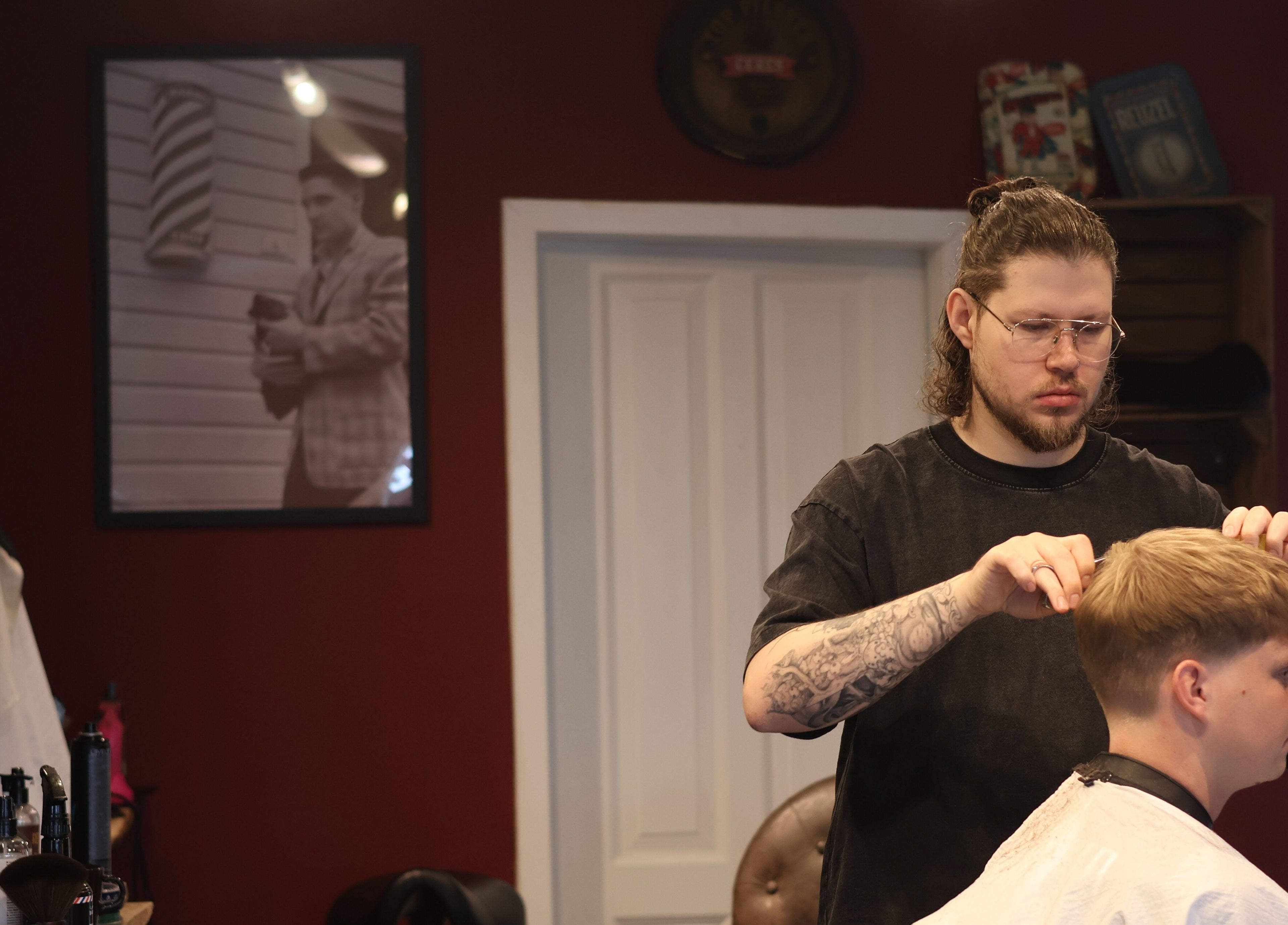 Professional barber styling client at Carlens Barbershop (Odense • Søndergade), Odense, DK.