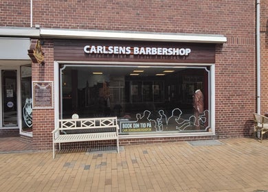 Exterior view of Carlsens Barbershop (Sønderborg • Jernbanegade) in Sønderborg, DK with stylish facade.
