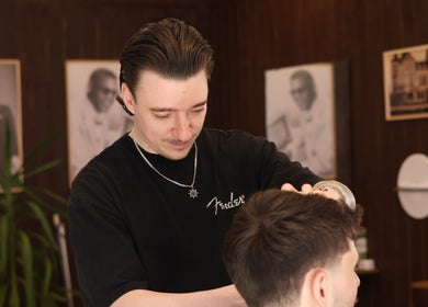 Professional hairstylist at Carlsens Barbershop (Sønderborg • Jernbanegade) giving a stylish haircut in Sønderborg, DK.