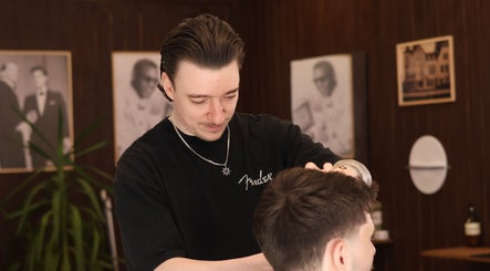 Professional hairstylist at Carlsens Barbershop (Sønderborg • Jernbanegade) giving a stylish haircut in Sønderborg, DK.