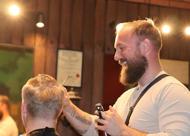Barber at Carlsens Barbershop (Odense • Kongensgade) styling a client's hair. Located in Odense, DK.