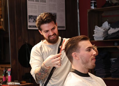 Barber expertly cutting hair at Carlsens Barbershop (Odense • Kongensgade) in Odense, DK.