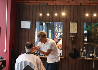Barber styling a client at Carlsens Barbershop (Odense • Kongensgade) in Odense, DK.