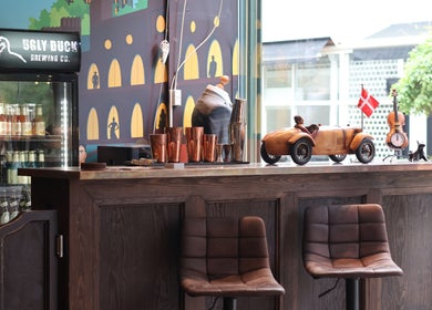Carlsens Barbershop (Odense • Kongensgade) bar with vintage decor and drinks in Odense, DK.