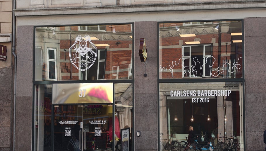 Facade på Carlsens Barbershop, København • Vesterbrogade. Elegant indretning i København, Denmark, DK.