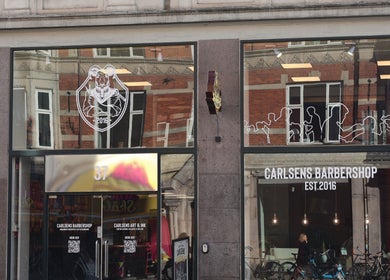Facade på Carlsens Barbershop, København • Vesterbrogade. Elegant indretning i København, Denmark, DK.