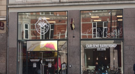 Facade på Carlsens Barbershop, København • Vesterbrogade. Elegant indretning i København, Denmark, DK.