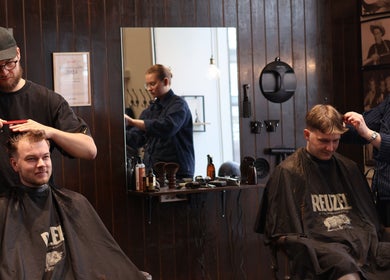 Frisører i arbejde på Carlsens Barbershop (København • Vesterbrogade), København, Danmark, DK.