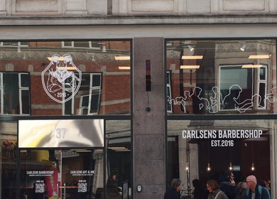 Carlsens Barbershop butikfacade i København, Vesterbrogade. Stilfuld indgang beliggende i København, Denmark, DK.
