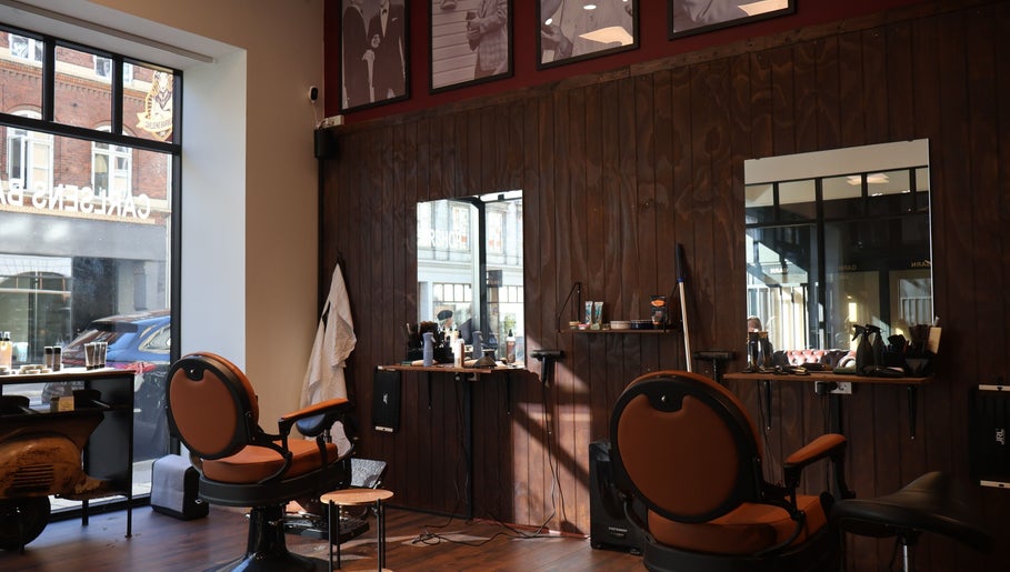 Carlsens Barbershop på Aarhus' M.P. Bruuns Gade viser elegant interiør og moderne faciliteter i Aarhus, DK.