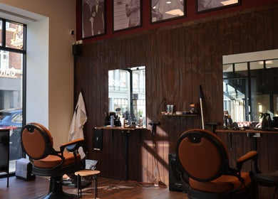 Carlsens Barbershop på Aarhus' M.P. Bruuns Gade viser elegant interiør og moderne faciliteter i Aarhus, DK.