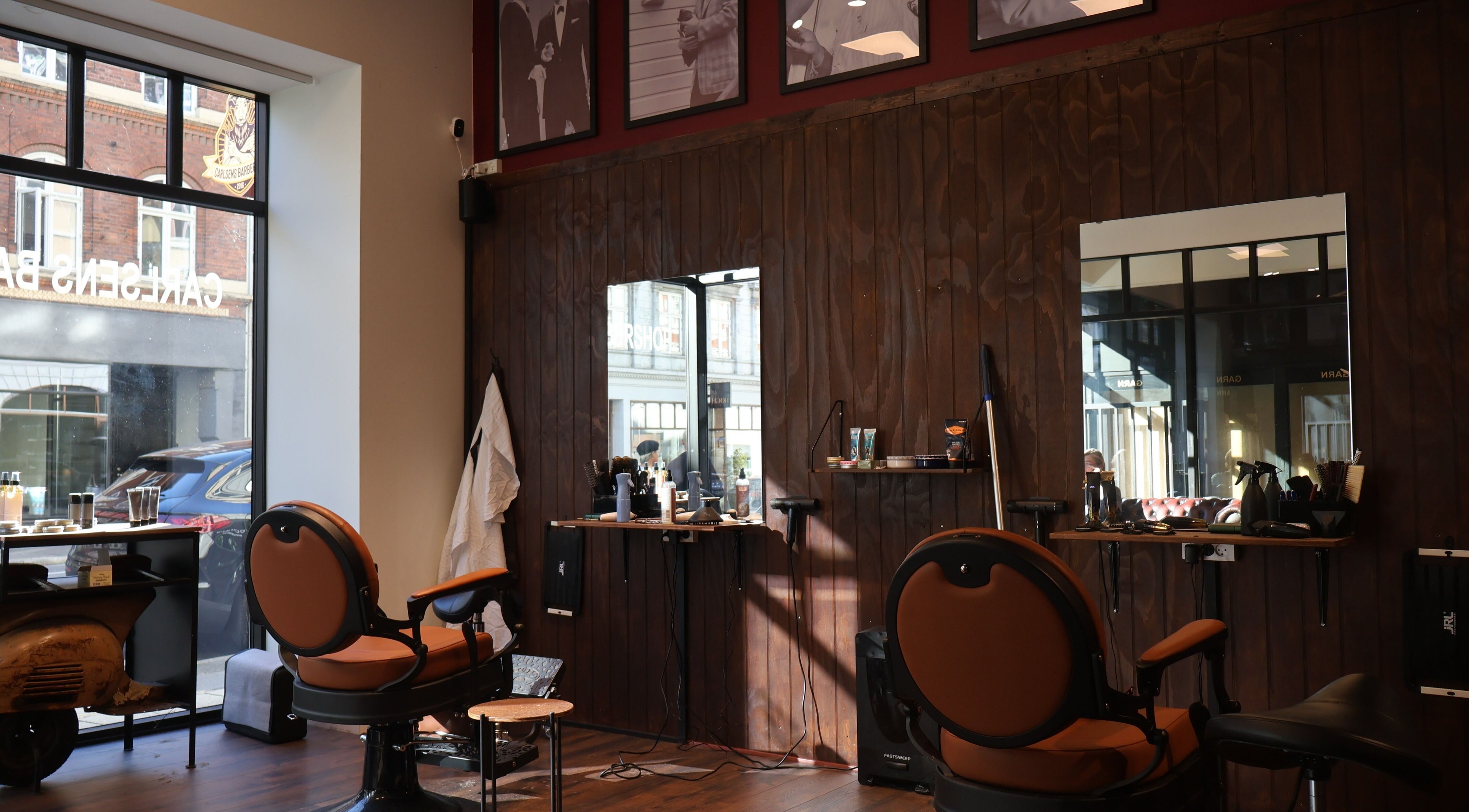 Carlsens Barbershop på Aarhus' M.P. Bruuns Gade viser elegant interiør og moderne faciliteter i Aarhus, DK.