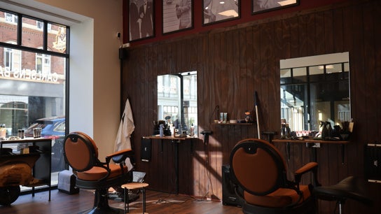 Carlsens Barbershop på Aarhus' M.P. Bruuns Gade viser elegant interiør og moderne faciliteter i Aarhus, DK.