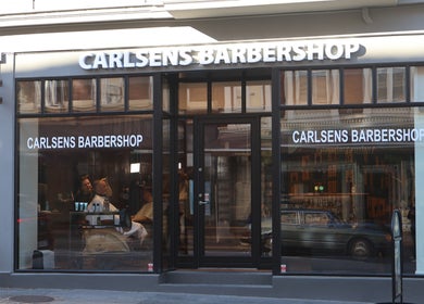 Facade af Carlsens Barbershop på M.P. Bruuns Gade, Aarhus, DK med reflekterende vinduer.