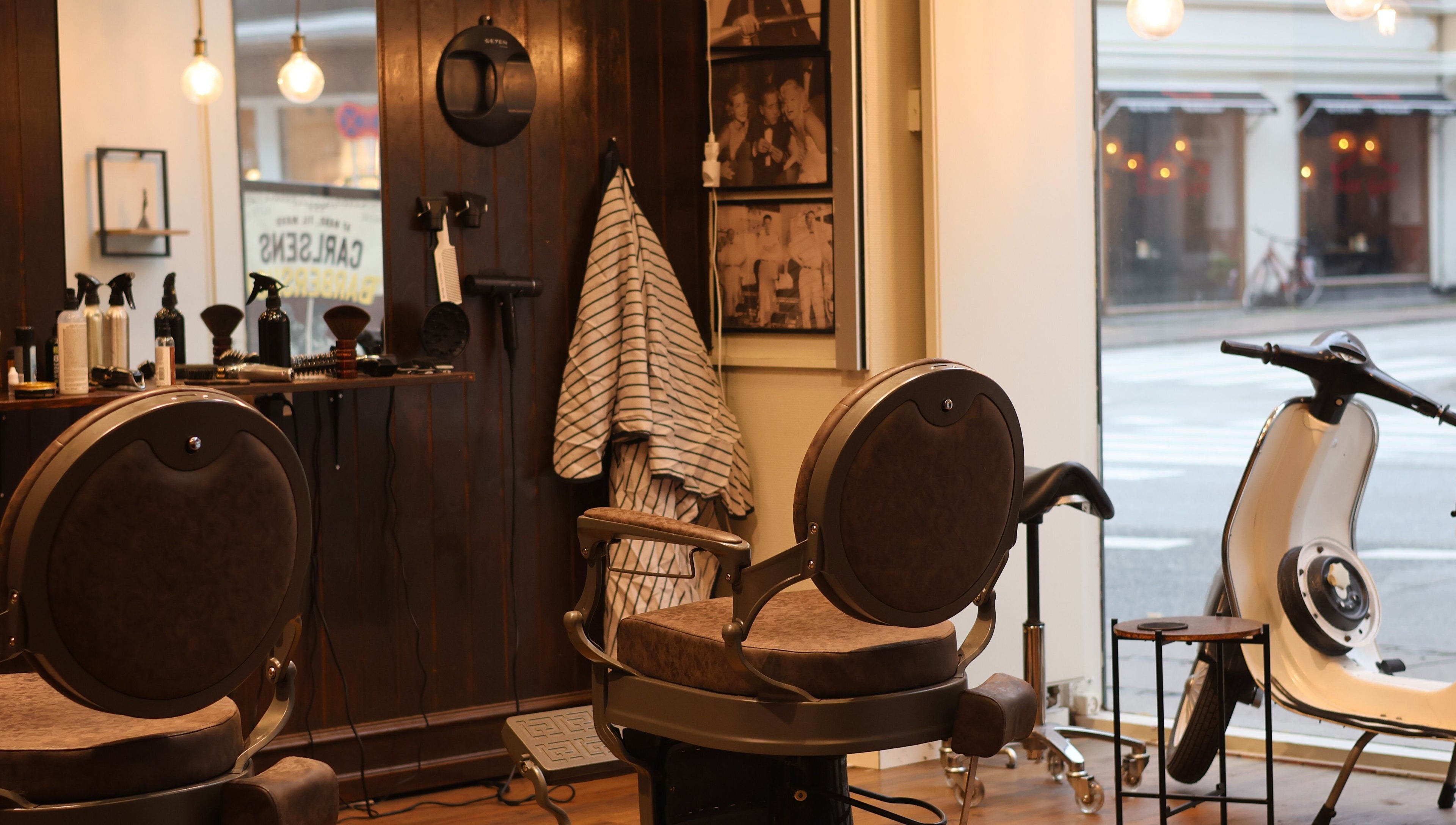 Indrettet Carlsens Barbershop i København på Vesterbrogade. Moderne interiør og værktøj i København, Denmark, DK.