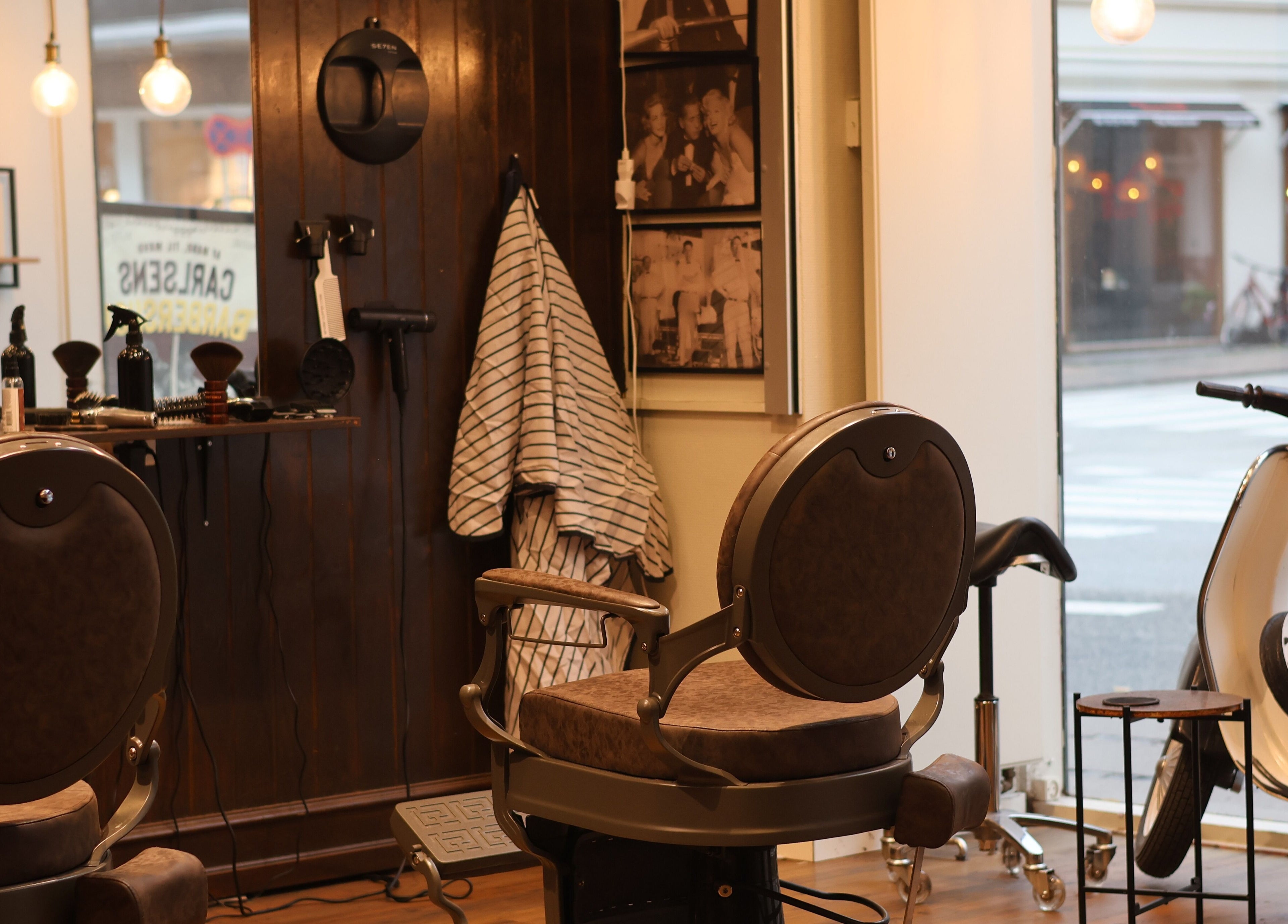 Indrettet Carlsens Barbershop i København på Vesterbrogade. Moderne interiør og værktøj i København, Denmark, DK.
