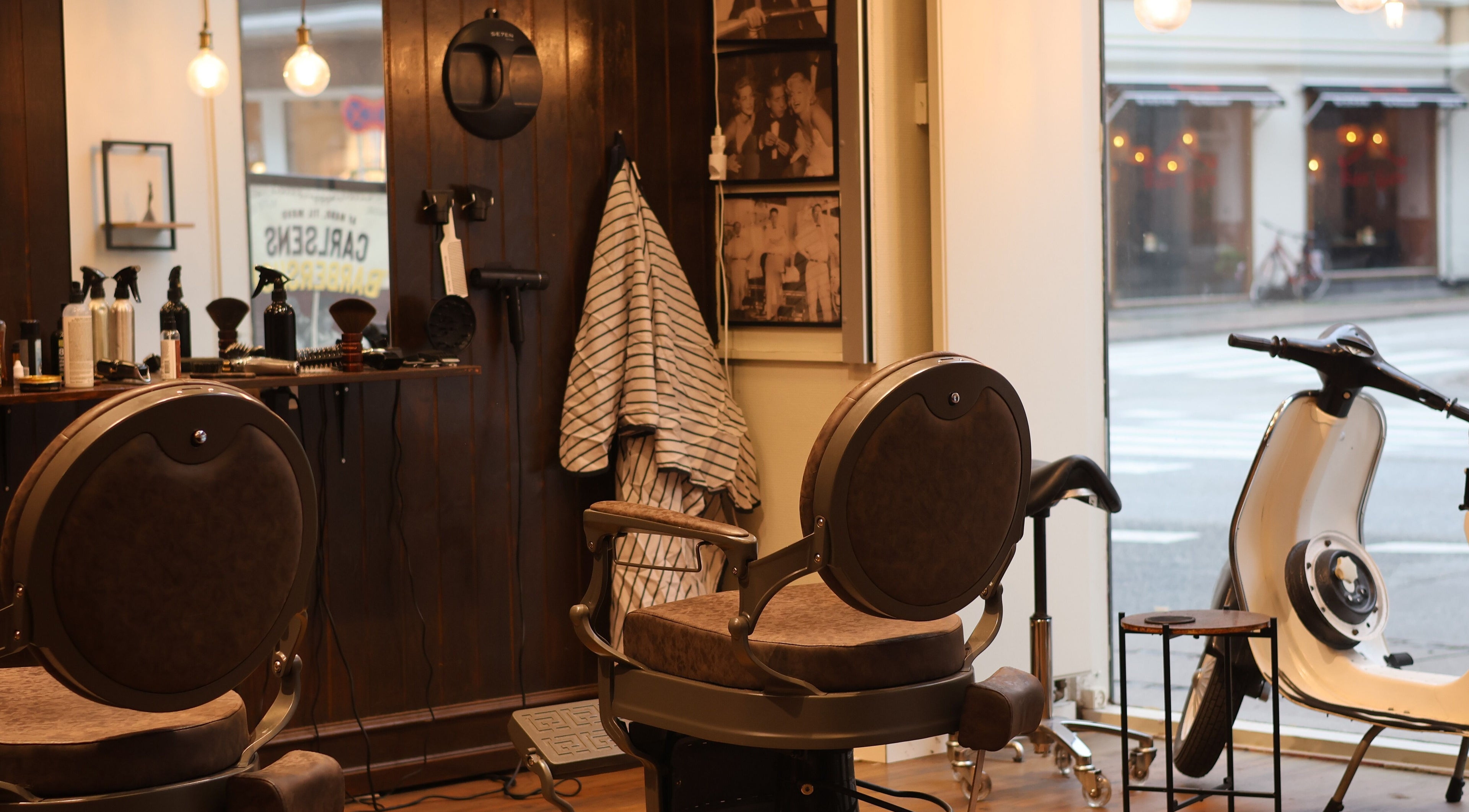 Indrettet Carlsens Barbershop i København på Vesterbrogade. Moderne interiør og værktøj i København, Denmark, DK.
