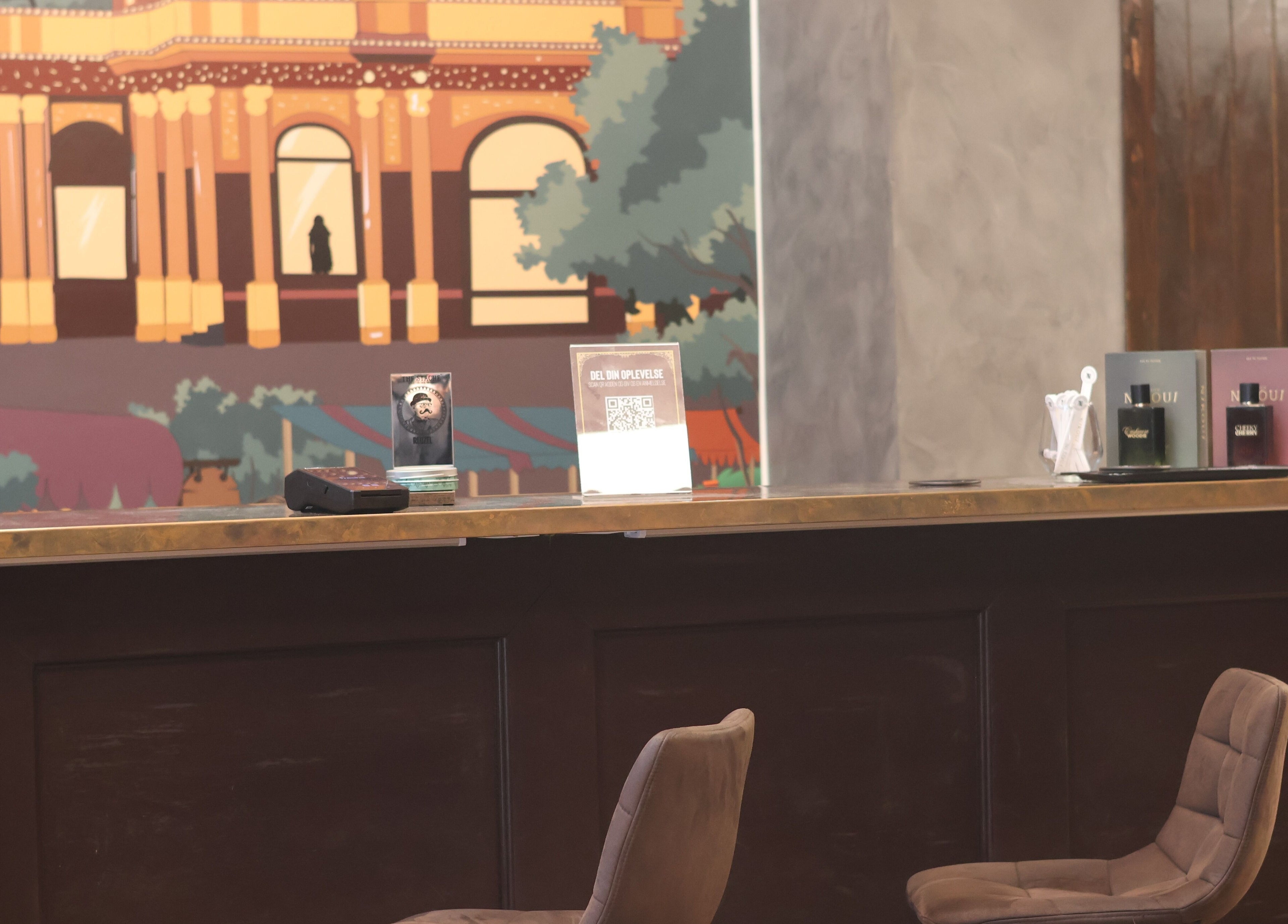 Indbydende interiør hos Carlsens Barbershop på Vesterbrogade, København, Danmark, DK med stilfulde detaljer.