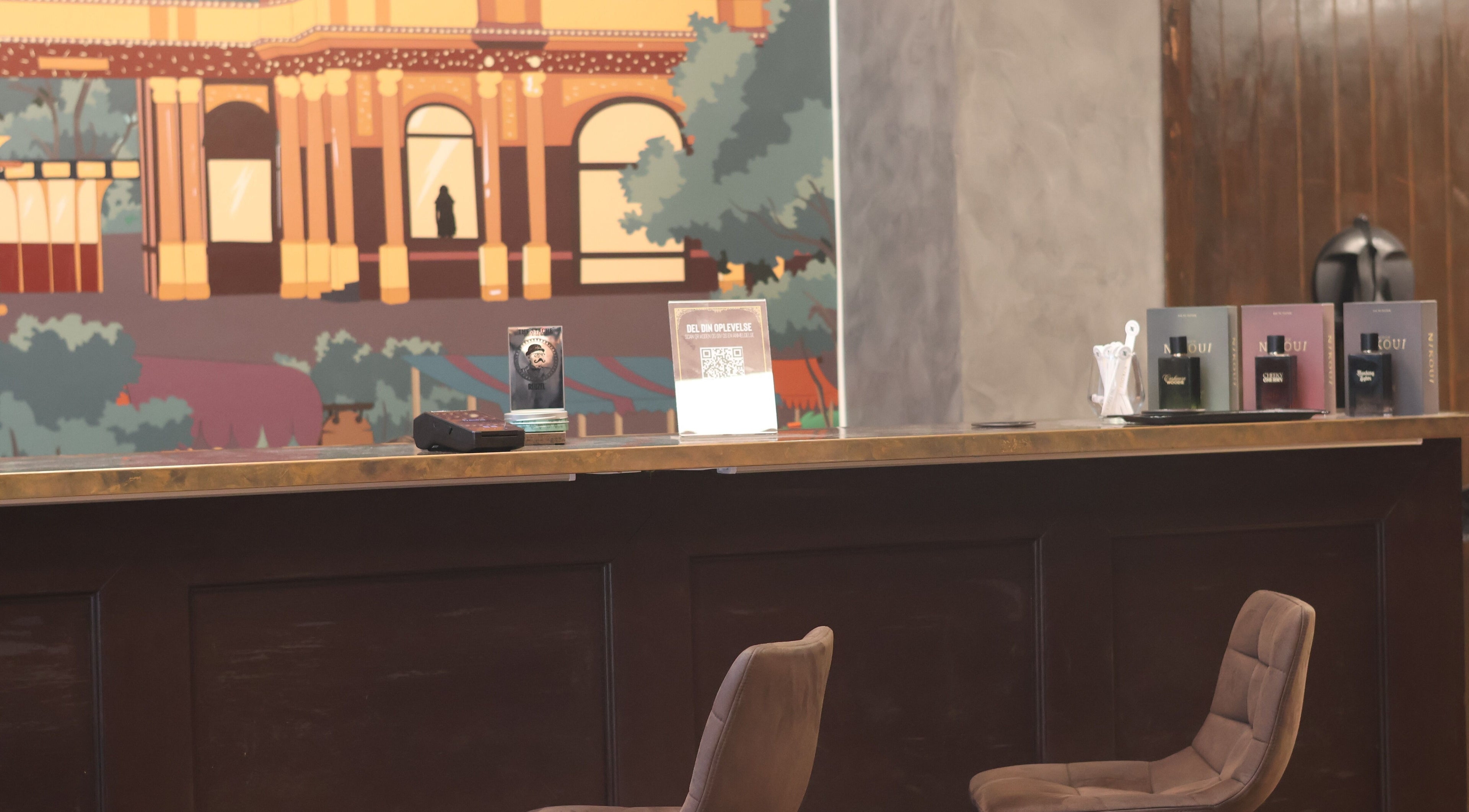 Indbydende interiør hos Carlsens Barbershop på Vesterbrogade, København, Danmark, DK med stilfulde detaljer.