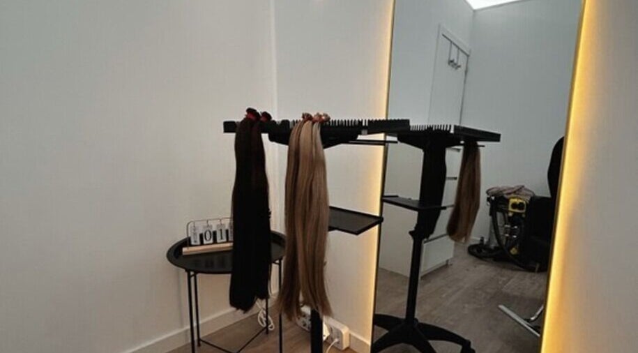 Extensões de cabelo em suporte no Maiara Quedevez Beauty, Fernão Ferro, Setúbal, PT.