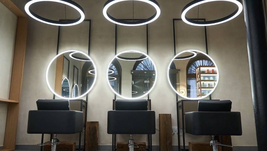Modern salon mirrors and chairs at Valeriya Stepanova, Lisboa, Lisboa, PT, offering a chic styling experience.