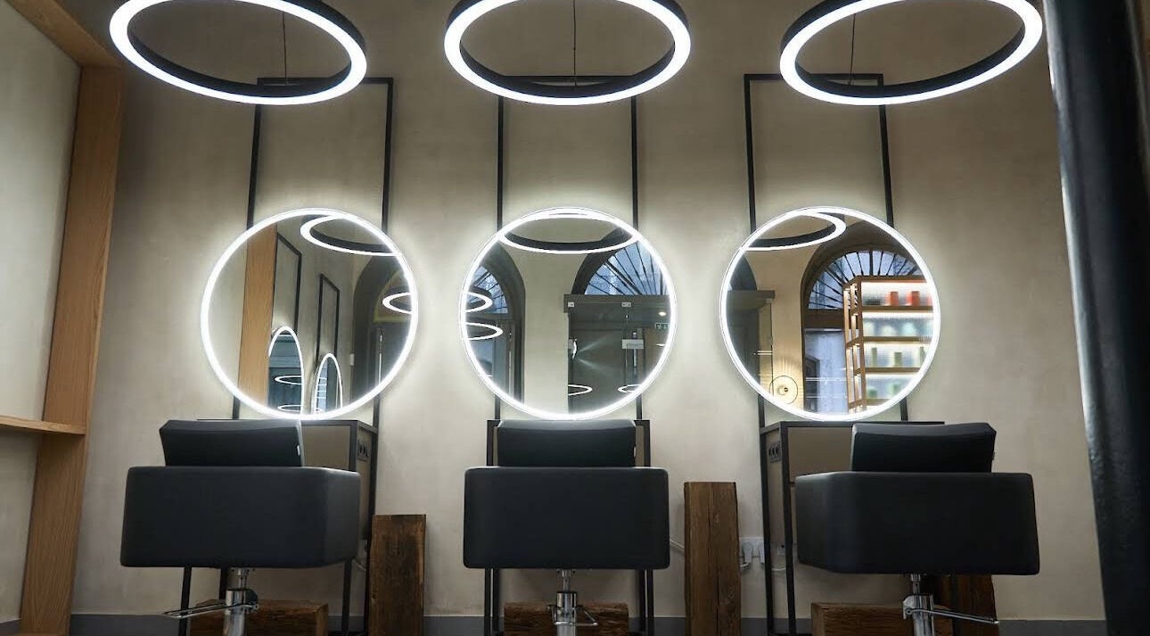 Modern salon mirrors and chairs at Valeriya Stepanova, Lisboa, Lisboa, PT, offering a chic styling experience.