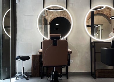 Modern salon interior at Valeriya Stepanova, Lisboa, Lisboa, PT with stylish mirrors and seating.