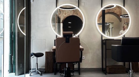 Modern salon interior at Valeriya Stepanova, Lisboa, Lisboa, PT with stylish mirrors and seating.