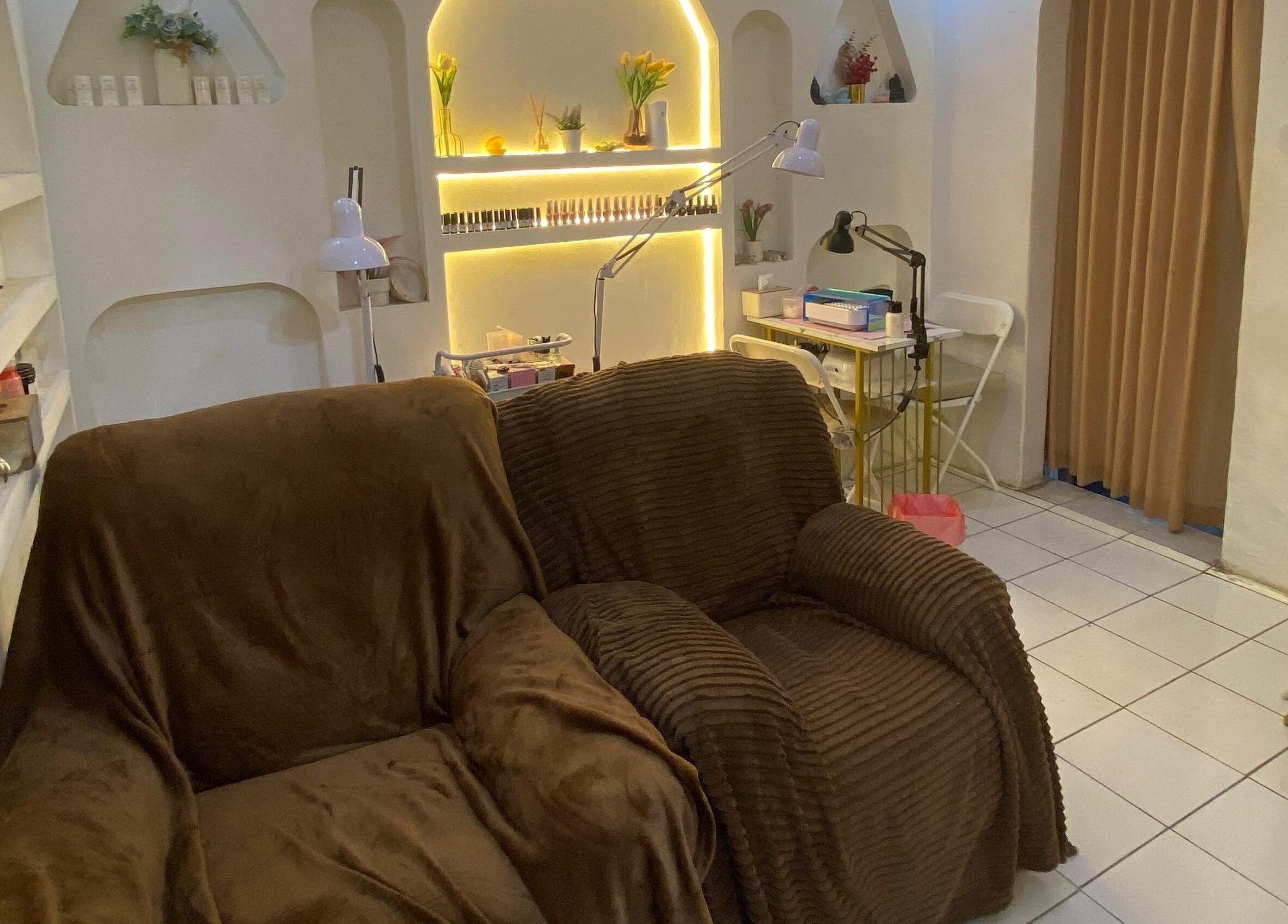 Relaxing lounge area at Nail Lesss Sugriwa, Bali, Bali, ID, with plush seating and elegant decor.