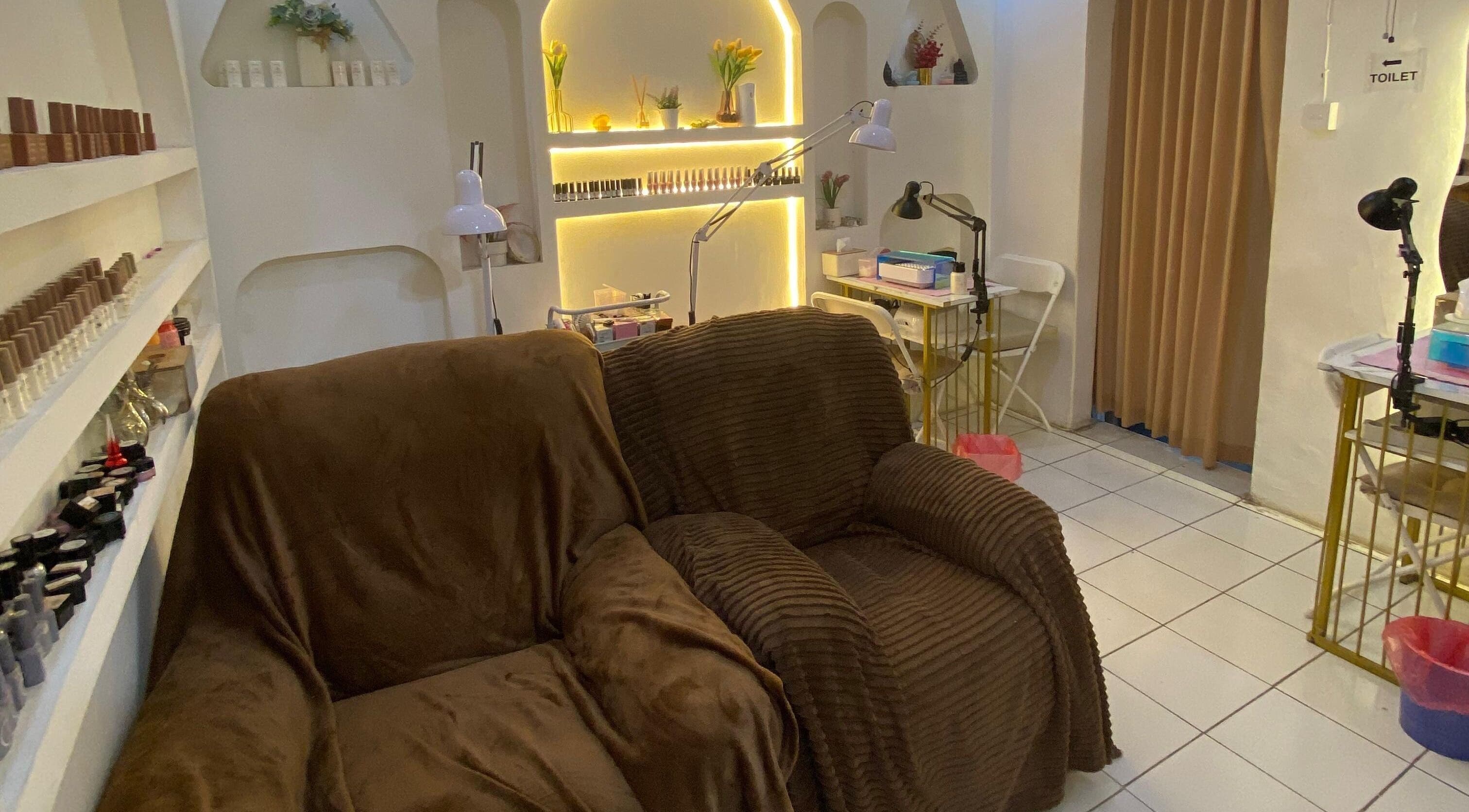 Relaxing lounge area at Nail Lesss Sugriwa, Bali, Bali, ID, with plush seating and elegant decor.