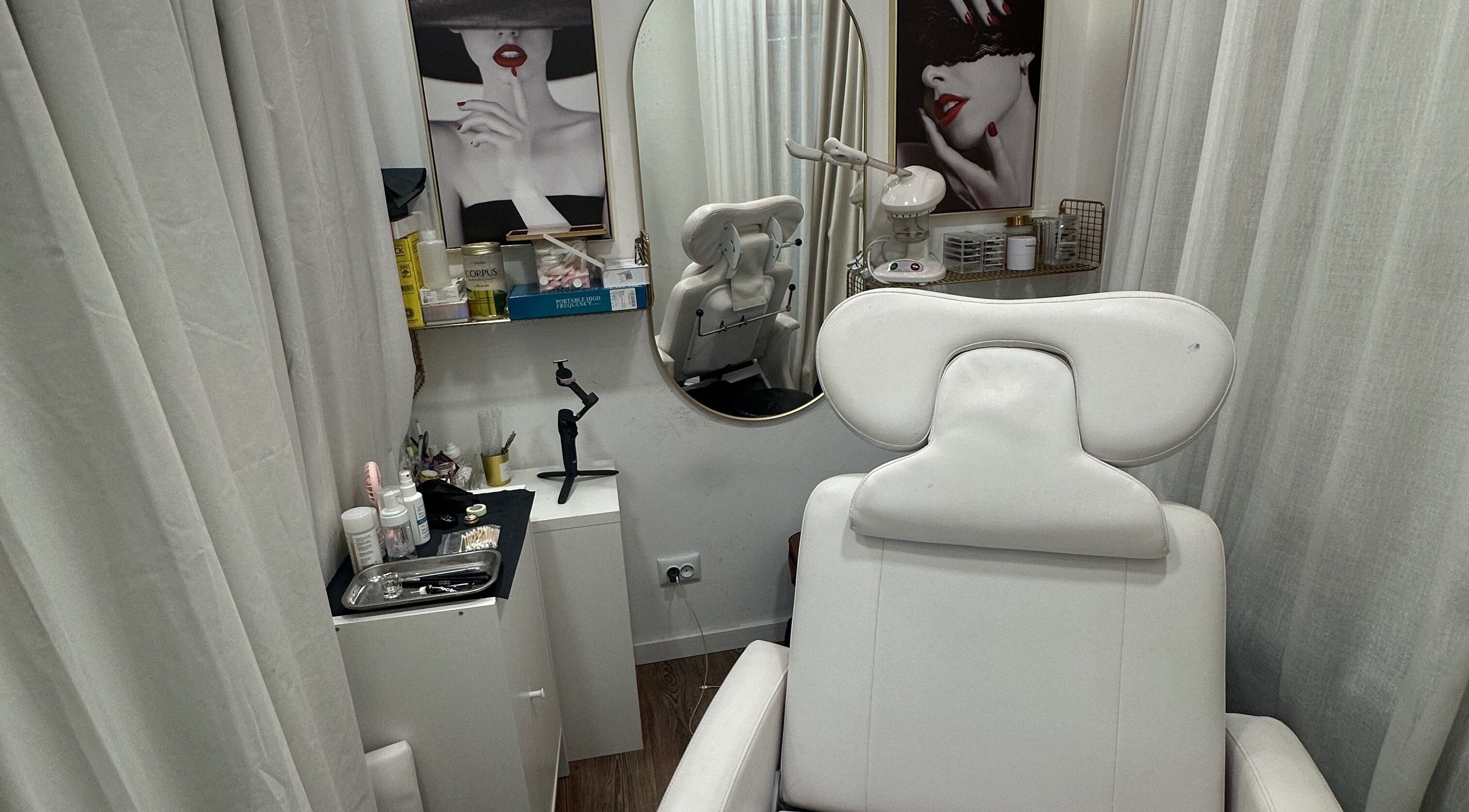 Sala de beleza elegante no Cg Beauty Designer, Lisboa, Lisboa, PT com espelho oval e cadeiras brancas.
