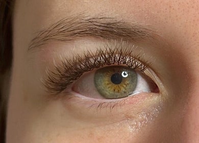 Visão detalhada de um olho com pestanas volumosas tratadas na Cg Beauty Designer, Lisboa, Lisboa, PT.