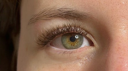 Visão detalhada de um olho com pestanas volumosas tratadas na Cg Beauty Designer, Lisboa, Lisboa, PT.