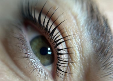 Close-up de pestanas realçadas em Cg Beauty Designer, Lisboa, Lisboa, PT. Destaca-se a beleza natural.