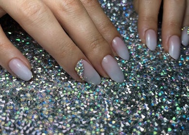 Ongles élégants avec cristaux à Sousha Beauty, Ducos, Martinique, MQ