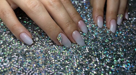 Ongles élégants avec cristaux à Sousha Beauty, Ducos, Martinique, MQ