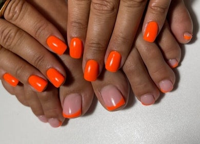 Manucure et pédicure orange vif chez Sousha Beauty à Ducos, Martinique, MQ.