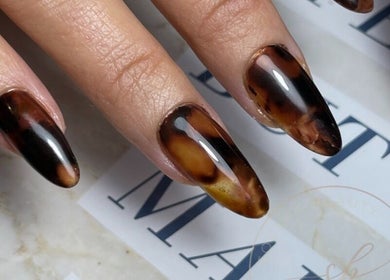 Ongles motif écailles chez Sousha Beauty, Ducos, Martinique, MQ.