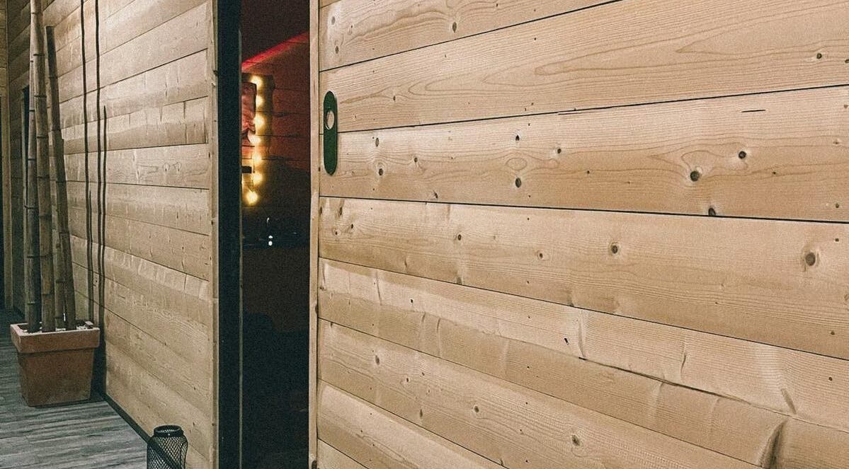 Intérieur en bois chaleureux de Marion PRĀNA à Crespières, Île-de-france, FR, ambiance sereine et relaxante.