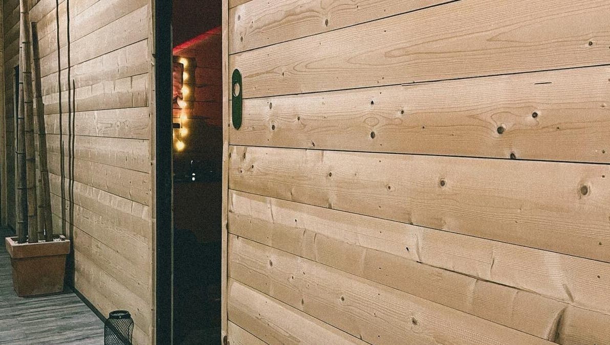 Intérieur en bois chaleureux au Marion PRĀNA, Crespières, Île-de-France, FR, offrant une ambiance zen et rustique.