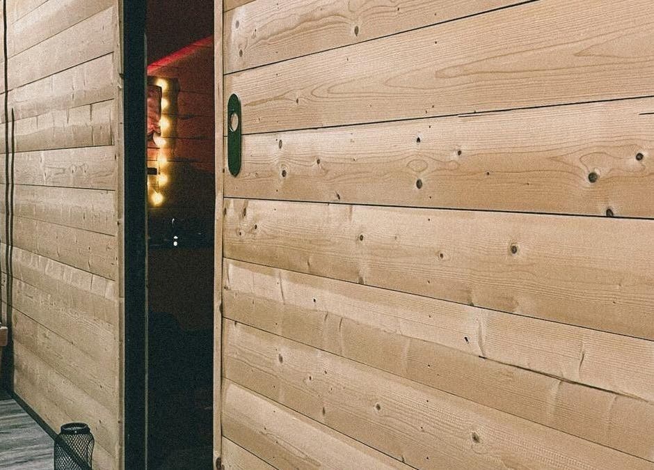 Intérieur en bois chaleureux au Marion PRĀNA, Crespières, Île-de-France, FR, offrant une ambiance zen et rustique.