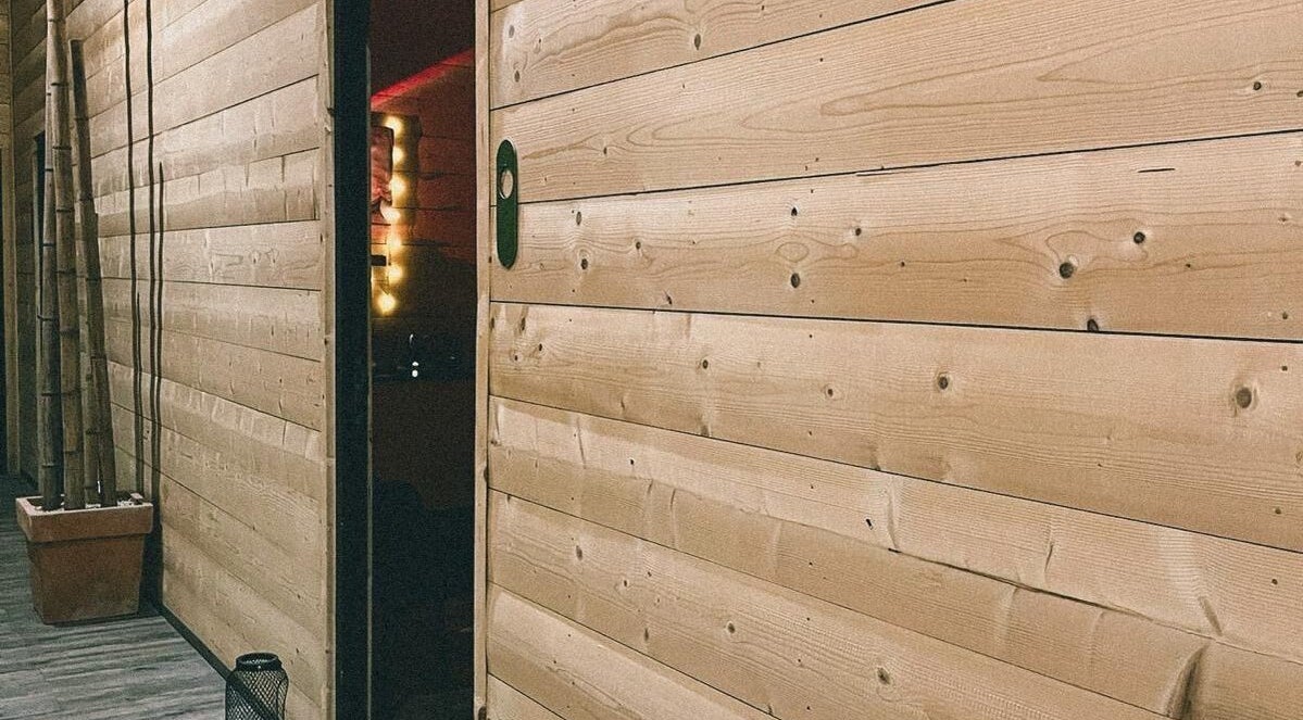 Intérieur en bois chaleureux au Marion PRĀNA, Crespières, Île-de-France, FR, offrant une ambiance zen et rustique.