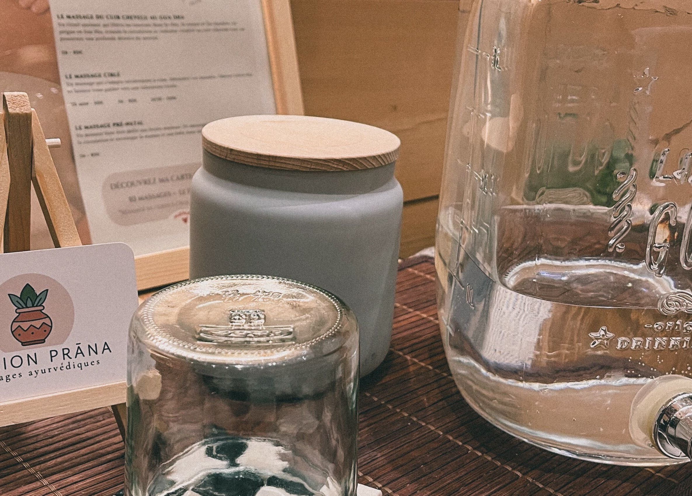 Table relaxante chez Marion PRĀNA, Crespières, Île-de-france, FR, mettant en valeur un cadre apaisant.