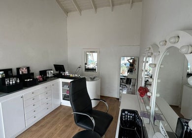 Bright beauty room at Regina City Bell, City Bell, Provincia De Buenos Aires, AR with professional makeup setup.