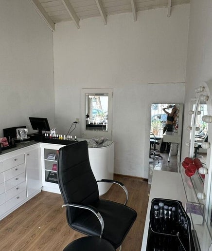 Bright beauty room at Regina City Bell, City Bell, Provincia De Buenos Aires, AR with professional makeup setup.