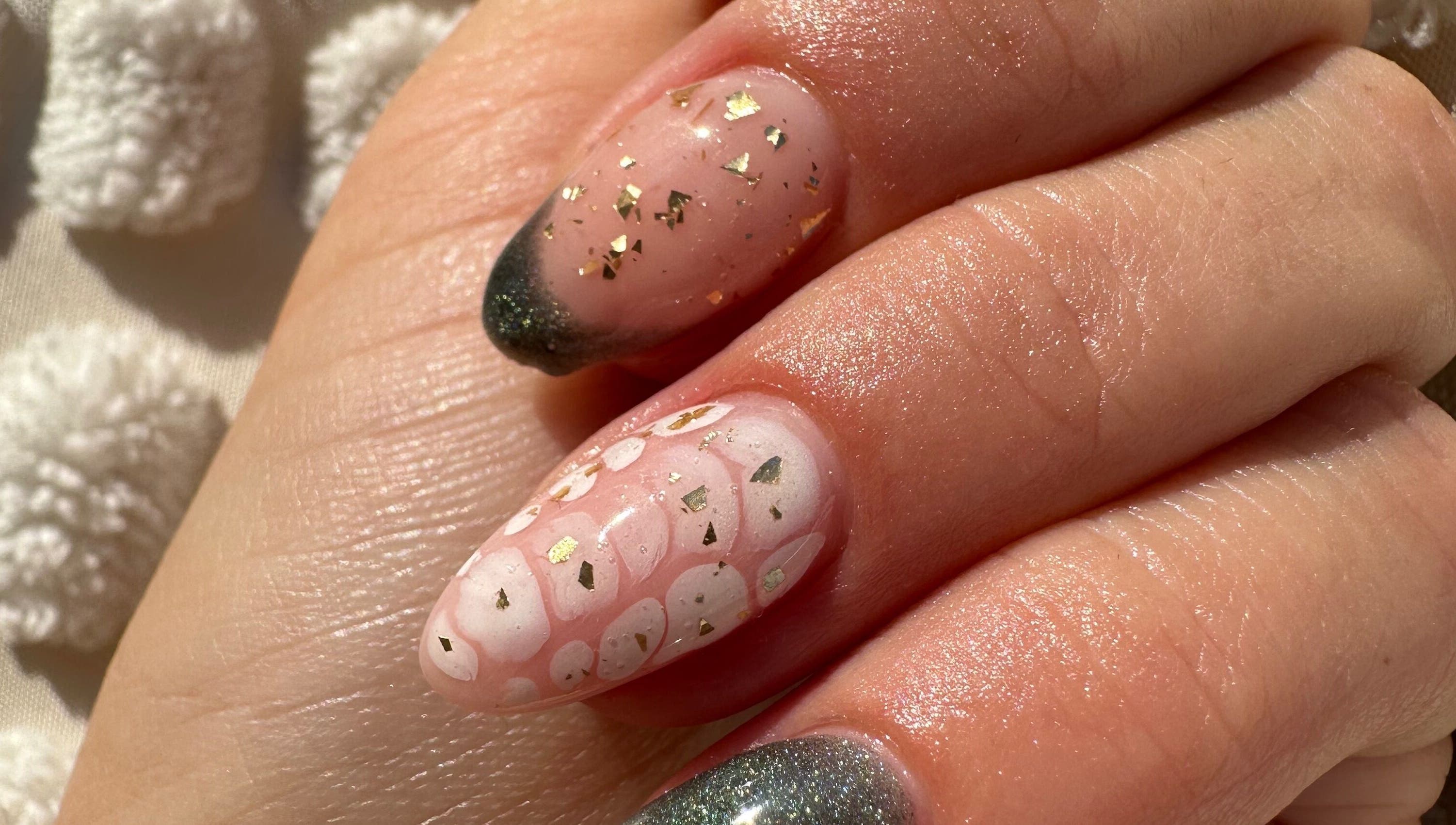 Nail art avec paillettes dorées à M Bellissima Studio, Somain, Hauts-de-France, FR.