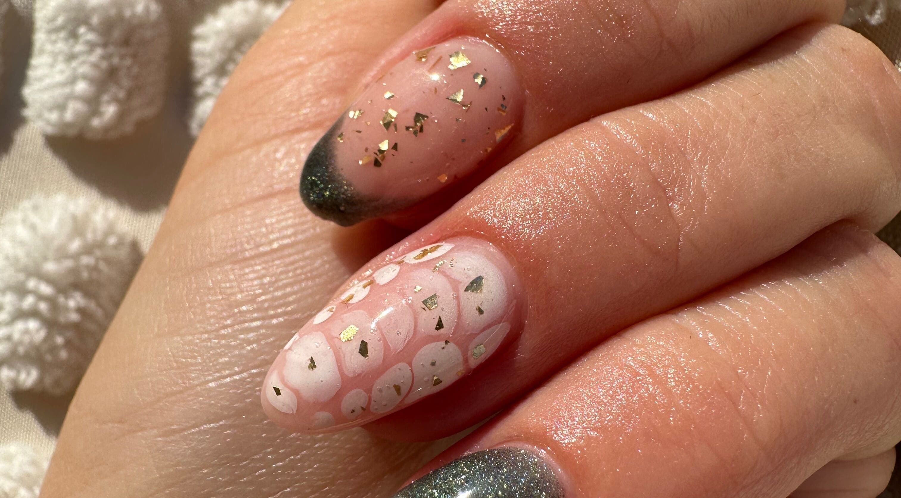 Nail art avec paillettes dorées à M Bellissima Studio, Somain, Hauts-de-France, FR.